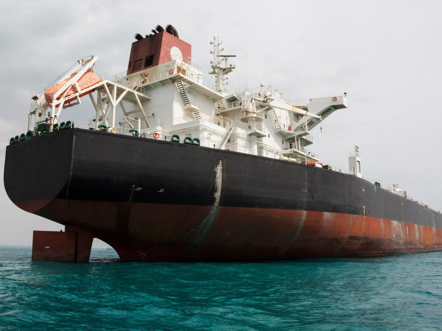 واشنطن تفرض عقوبات جديدة على النفط الإيراني