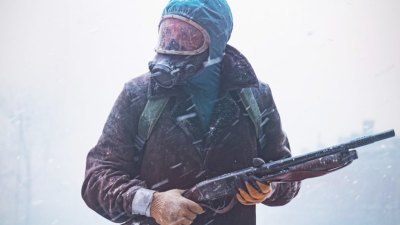 رجل في قناع يحمل بندقية في الأبديوت.