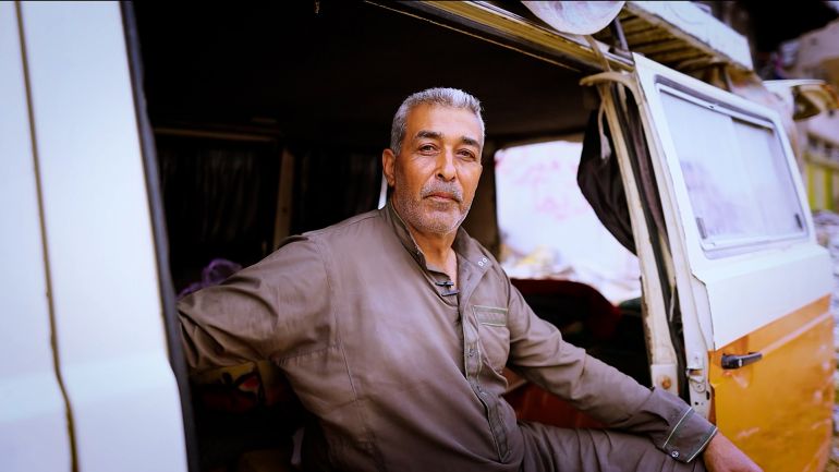 طلال بن ربيع أبو الامجد- من داخل باص مهجور.. معلم غزة القدير يدرّس الصمود