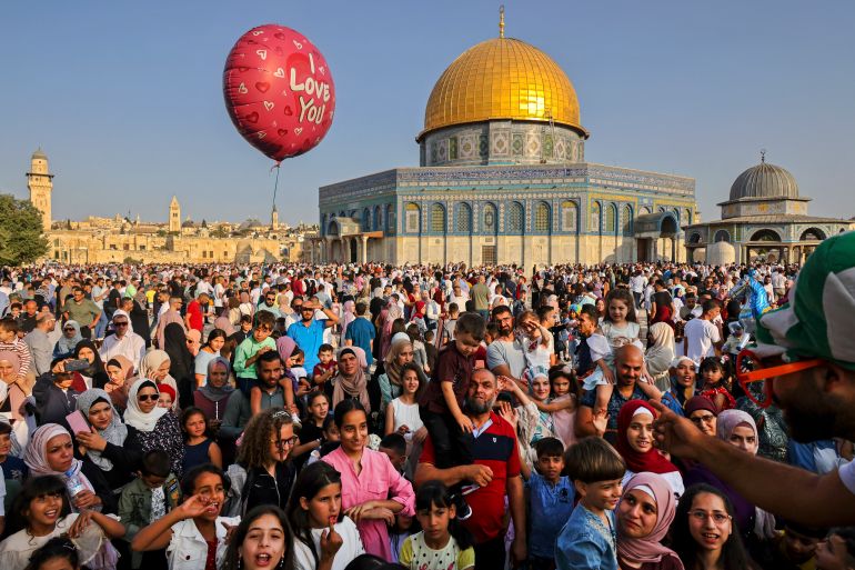 يتجمع الفلسطينيون للاحتفال جنبا إلى جنب مع المسلمين في جميع أنحاء العالم في اليوم الأول من عيد الأها ، في مجمع المسجد الأقصى في المدينة القديمة في القدس ، في 20 يوليو 2021. "عيد التضحية"يمثل نهاية الحج السنوي أو الحج إلى مدينة مكة المقدسة السعودية ويحتفل بذكرى استعداد إبراهيم للتضحية ابنه لله. (تصوير أحمد غارابلي / AFP)