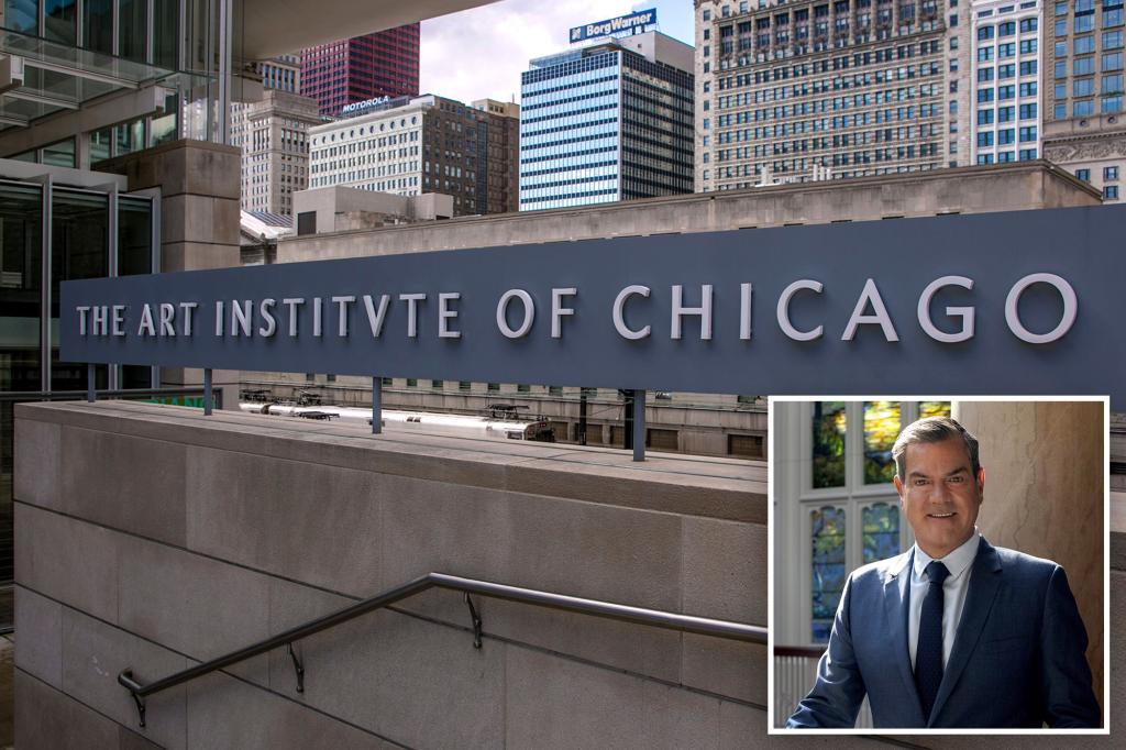 قام مدير متحف شيكاغو بتجريده في حالة سكر على الرحلة-لكنه يحافظ على وظيفته الرفيعة الأجر
