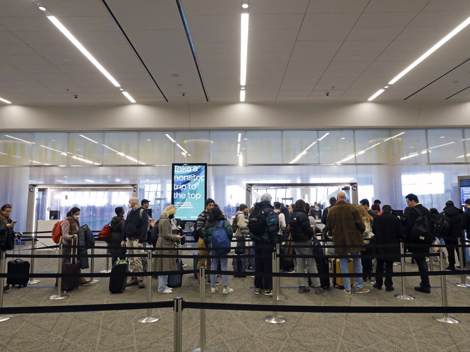 5 أسئلة تشرح حظر دخول رعايا 12 دولة إلى الولايات المتحدة