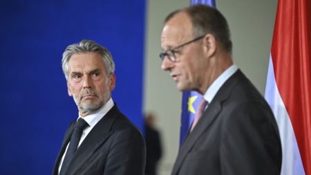 ميرز يتهم روسيا “الإرهاب ضد المدنيين” بعد هجمات على المناطق السكنية في أوكرانيا