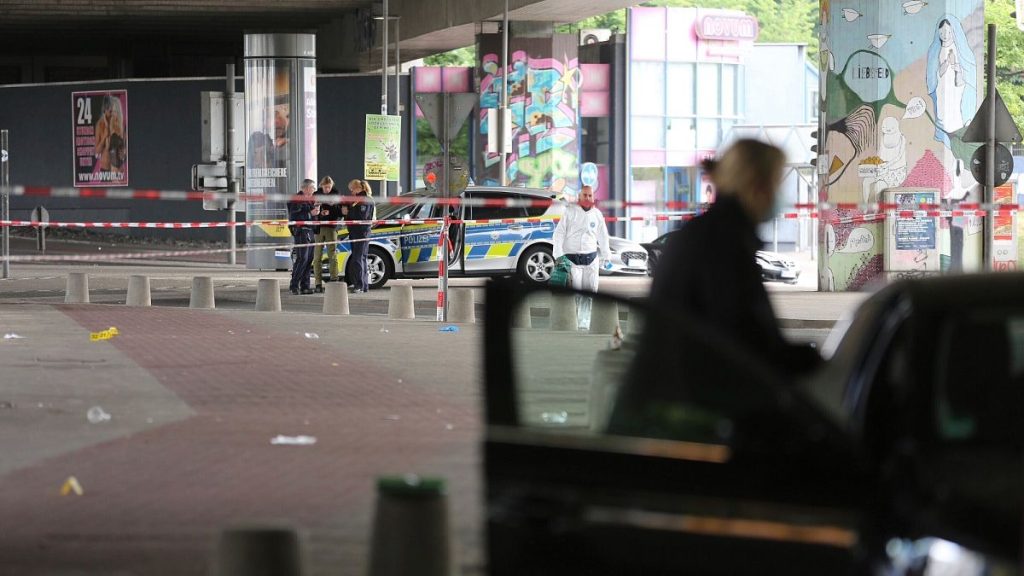 يقدم المدعي العام الألماني مذكرة اعتقال متعلقة بالإرهاب للرجل السوري الذي زُعم أنه طعن أربعة