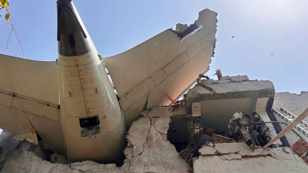 تحطم طائرة Air India بعد الإقلاع في أحمد آباد ؛ تظهر تقارير عن الناجين
