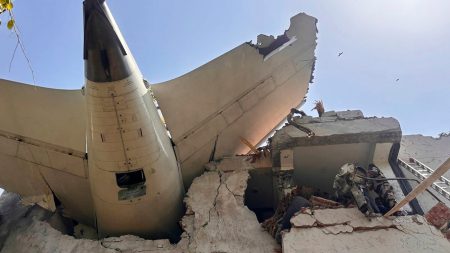 تحطم طائرة Air India بعد الإقلاع في أحمد آباد ؛ تظهر تقارير عن الناجين