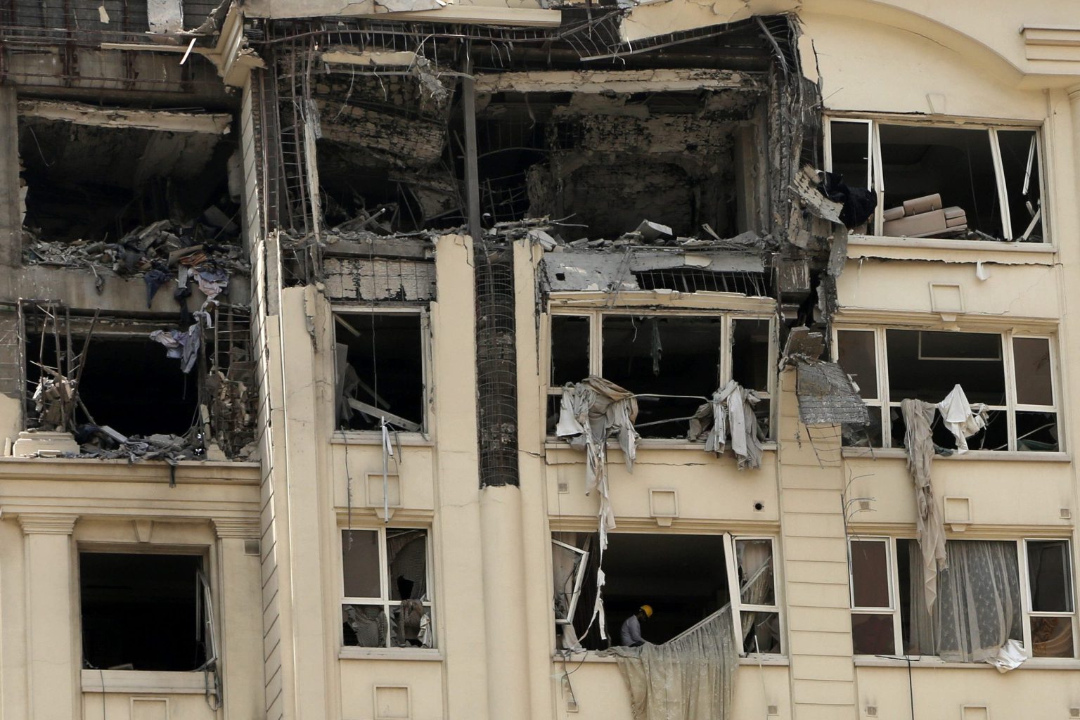 يحث الزعماء العالميون على ضبط النفس بعد أن تضرب إسرائيل أكثر من 100 هدف في إيران