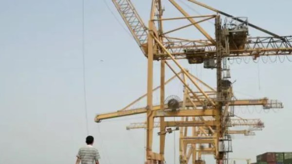 بحرية الاحتلال الإسرائيلي تقصف ميناء الحديدة اليمني