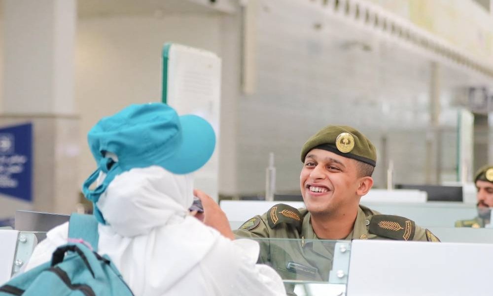 «الجوازات» تنهي إجراءات مغادرة أولى رحلات الحجاج عبر مطار جدة