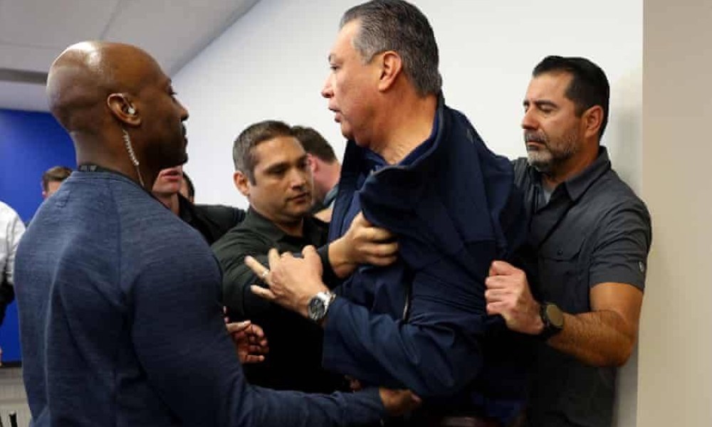 تقييد سيناتور أمريكي وإخراجه بالقوة من مؤتمر صحفي لـ«وزيرة الأمن الداخلي»