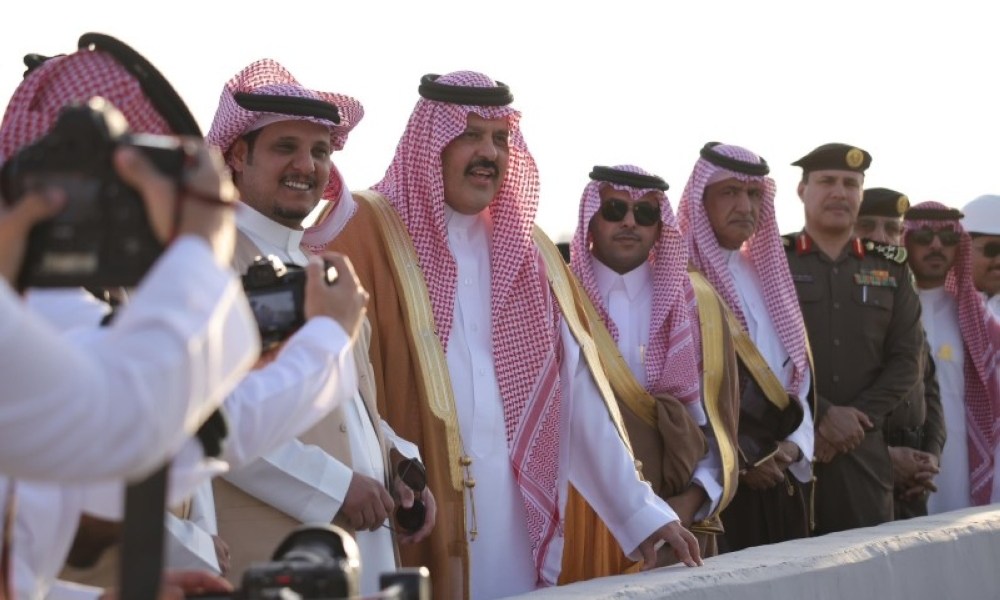 أمير حائل وسط الشارع.. يدٌ تُوجّه والمشاريع تمضي