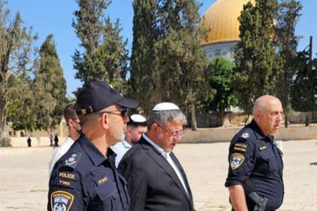 بن غفير يجدد اقتحامه للمسجد الأقصى للمرة العاشرة منذ توليه منصبه