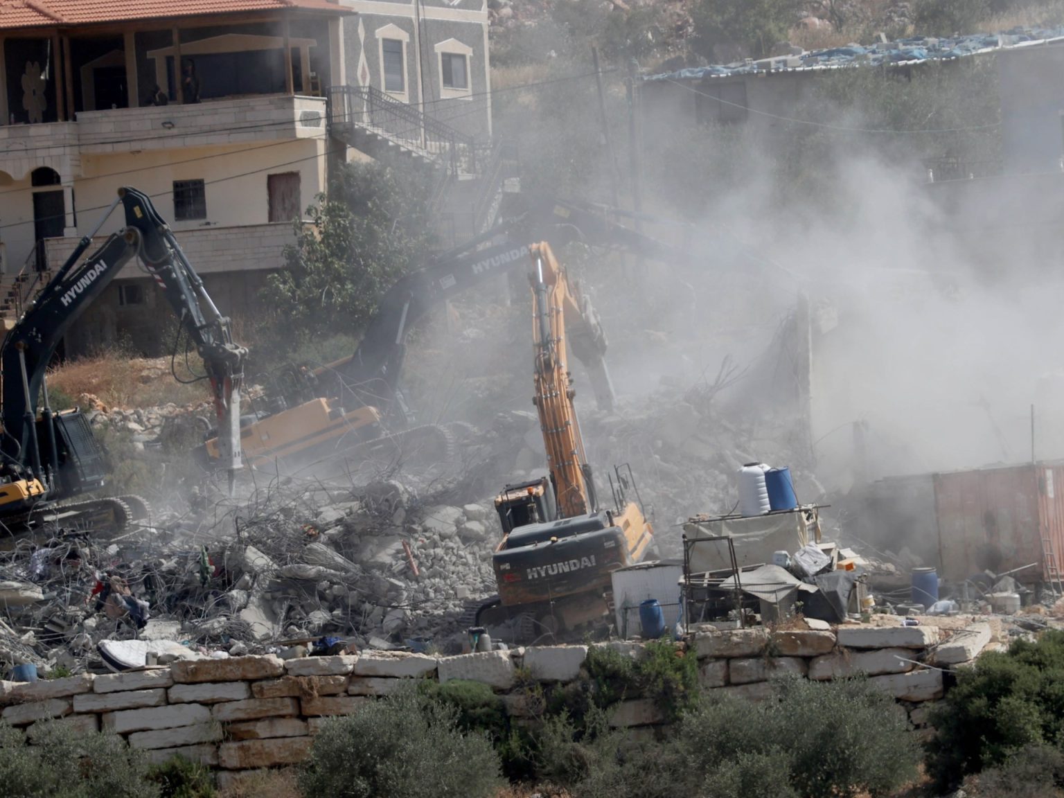 الاحتلال يهدم منازل ومنشآت بالضفة ويعتقل العشرات