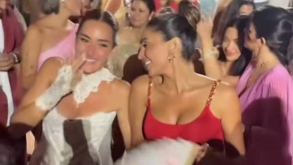 بالحمالات.. دينا الشربينى تخطف الأنظار فى فرح أمينة خليل