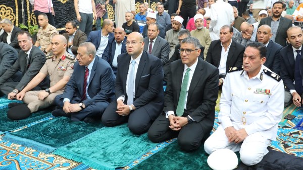 محافظ الجيزة يؤدي صلاة عيد الأضحى المبارك بساحة مسجد مصطفى محمود