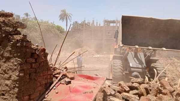 حملة مكبرة بأرمنت لتنفيذ 7 قرارات إزالة و13 متغيرا مكانيا بالأقصر