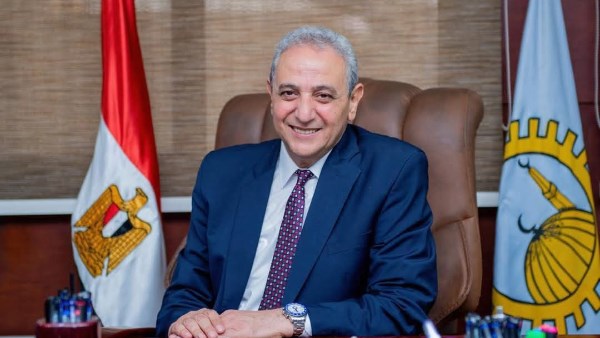 محافظ الغربية يتابع أعمال رصف شارع المركز بـ قطور