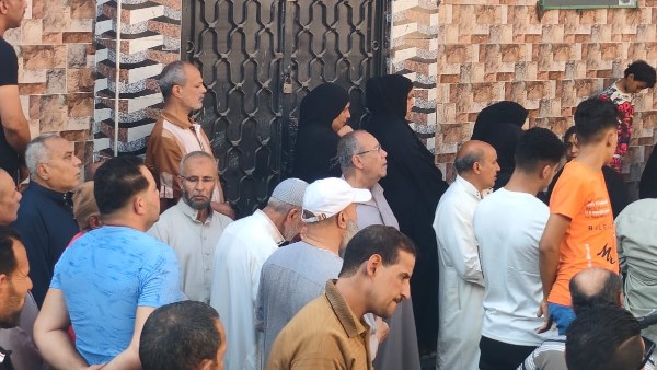 المئات يشيعون جثمان شاب ضحية الإهمال الطبي بالمحلة.. صور وفيديو المئات يشيعون جثمان شاب ضحية الإهمال الطبي بالمحلة.. صور وفيديو