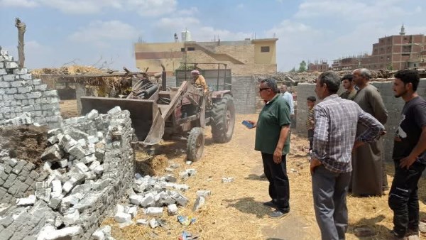 إزالة 5 حالات تعدِ على الأراضي الزراعية بالشرقية