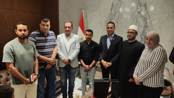 مصر لا تنسى أبناءها.. تسليم مبلغ مليون جنيه إلى أسرة الشهيد البطل منقذ مدينة العاشر من رمضان