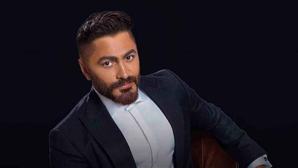 تامر حسني يشارك فيديو طريفًا لطلب يد فتاة «على طريقة عمر وسلمى» | شاهد