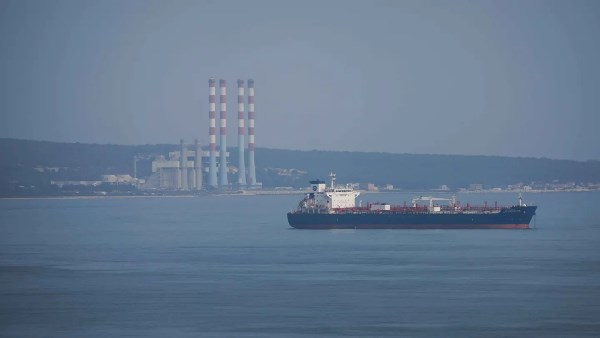 رفضًا للإبادة بغزة.. عمال في فرنسا يرفضون تحميل سفينة أسلحة متجهة لإسرائيل