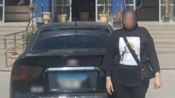 القبض على فتاة طمست لوحات سيارتها بالقاهرة| فيديو