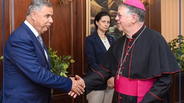 مطران الكنيسة اللاتينية بمصر يهنئ محافظ الإسكندرية بعيد الأضحى