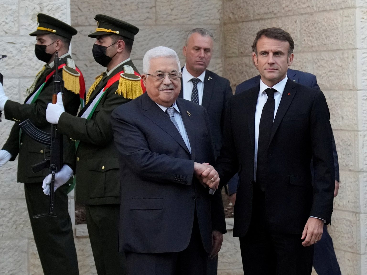 عباس لماكرون: نؤيد نزع سلاح حماس واستقدام قوات دولية