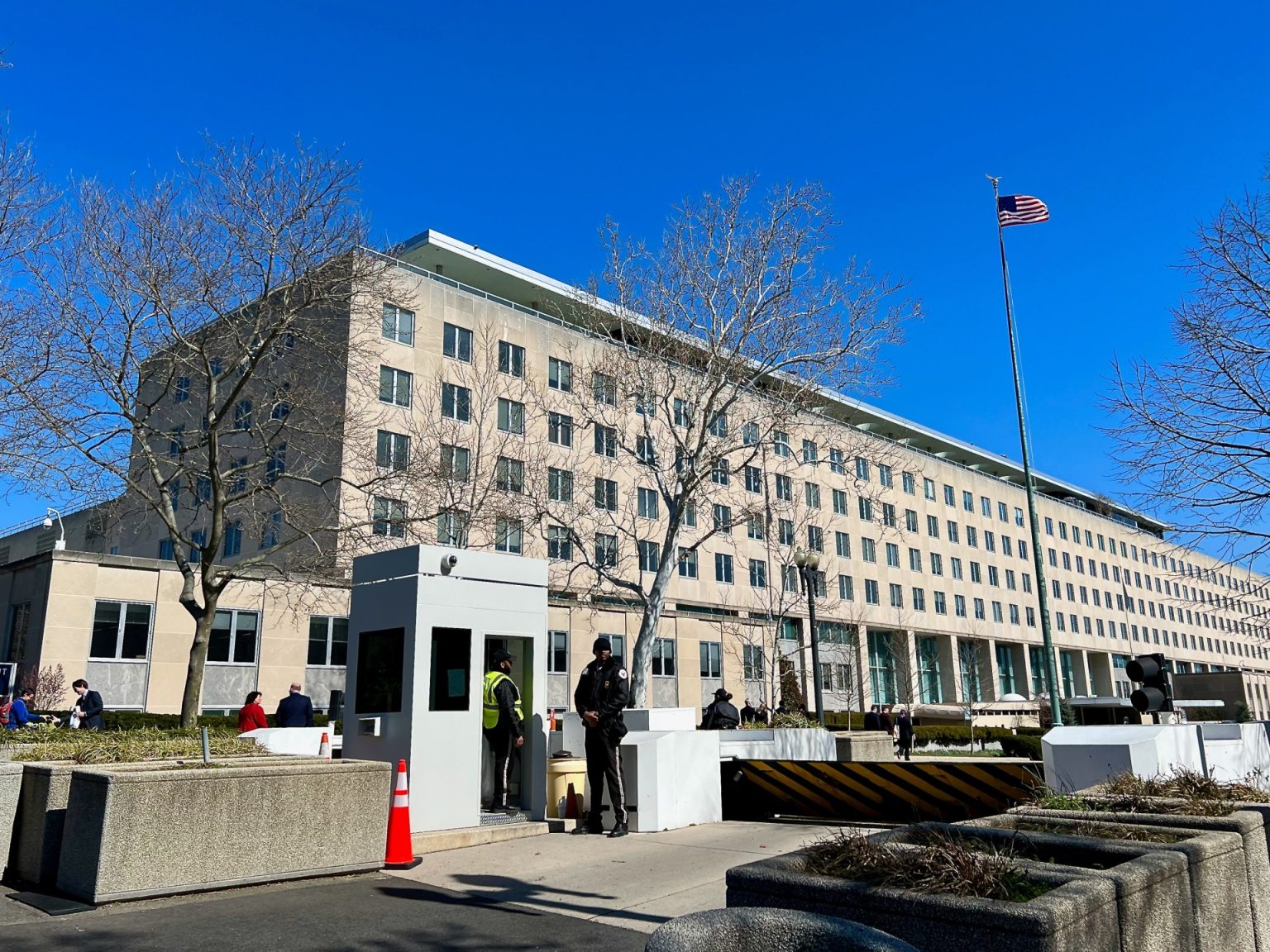 واشنطن تؤكد مغادرة مئات الأميركيين إيران وتحذر من السفر للعراق