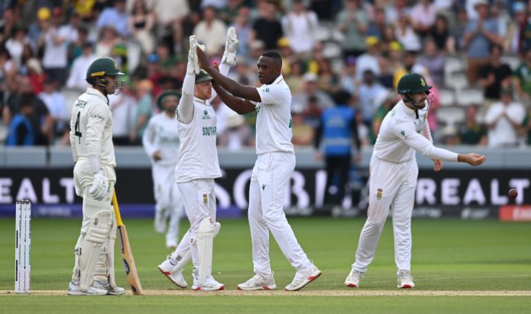 يحتفل Kagiso Rabada من جنوب إفريقيا مع زميله في الفريق Kyle Verreynne بعد أخذ نصيب أليكس كاري من أستراليا خلال اليوم الثاني من بطولة العالم للمحكمة الدولية للاختبار 2025