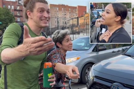 يتسخر المتظاهرون المضمونون في مدينة نيويورك المتغطرس إلى امرأة تتوسل إليهم للسماح لها بالوصول إلى العمل