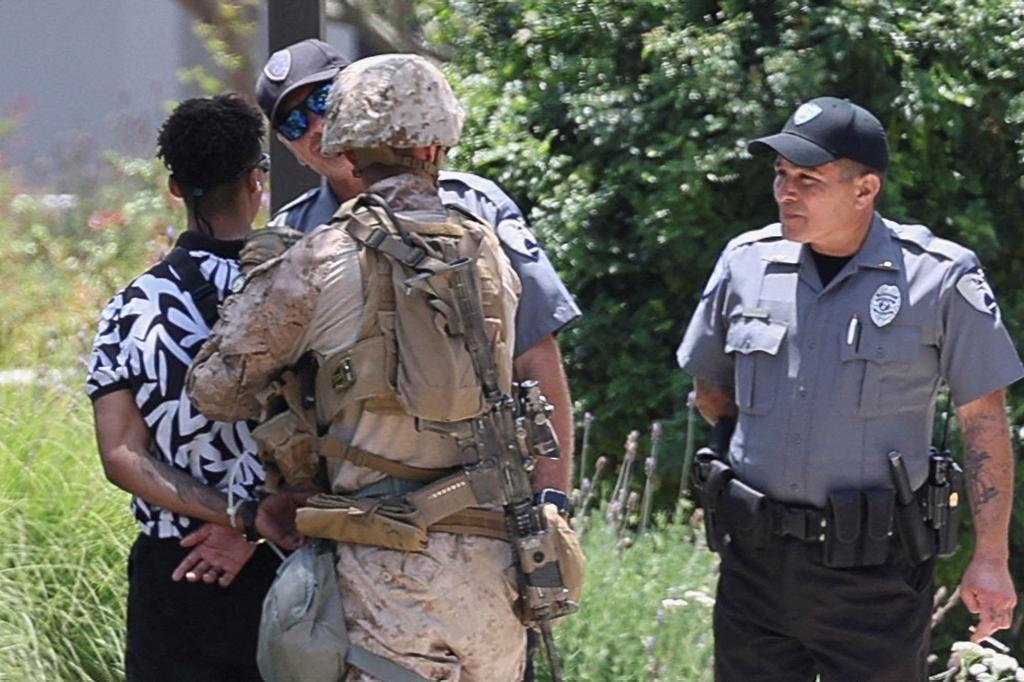 مشاة البحرية الأمريكية احتجاز مدنيًا – وهو محارب قديم في الجيش – لأول مرة في لوس أنجلوس