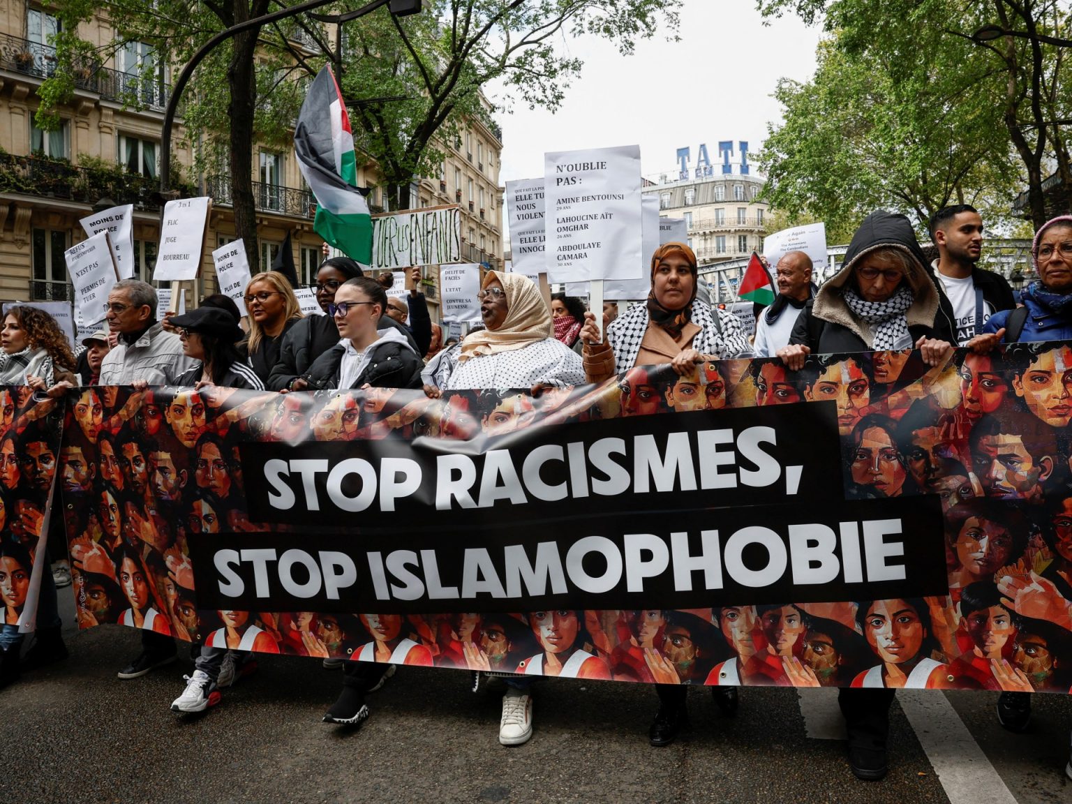 جاكوبين: الإسلاموفوبيا دفعت آلاف المسلمين لمغادرة فرنسا