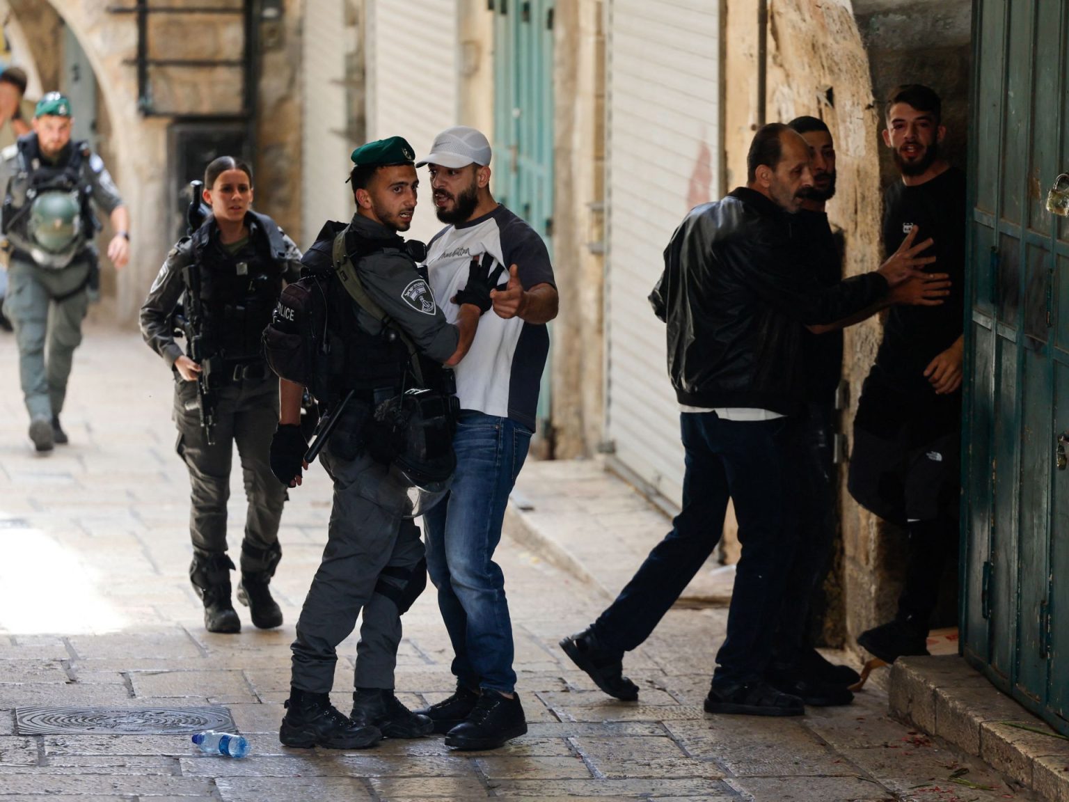 مستوطنون يقتحمون الأقصى والاحتلال يعلن قرية بالخليل منطقة عسكرية