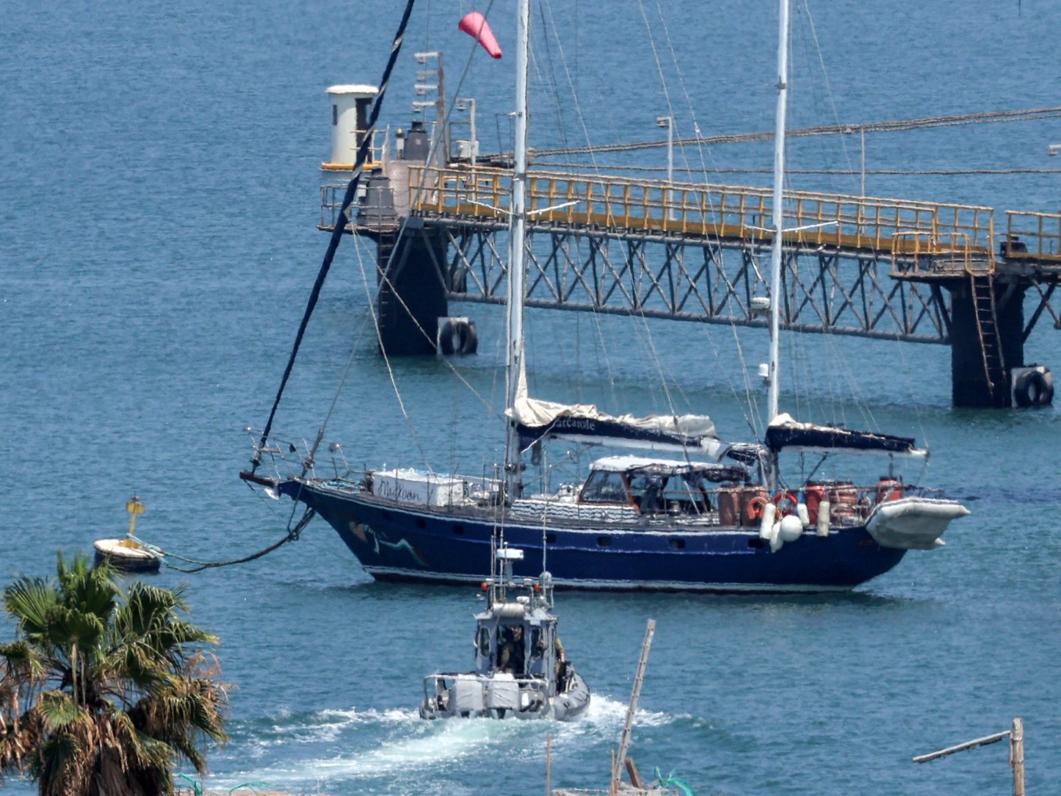 سفينة وقافلة وعقوبات.. إسرائيل تدخل أخيرا قفص العقوبات الغربية