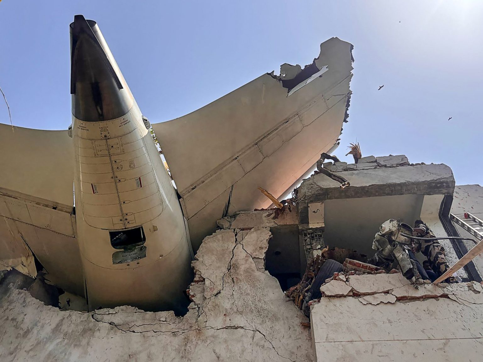 مقتل جميع ركاب الطائرة الهندية في مطار أحمد أباد