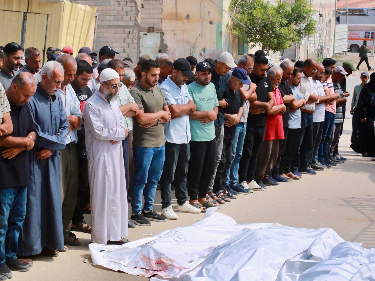 شهداء بقصف على نازحين والقسام والسرايا تستهدفان قوات الاحتلال بخان يونس