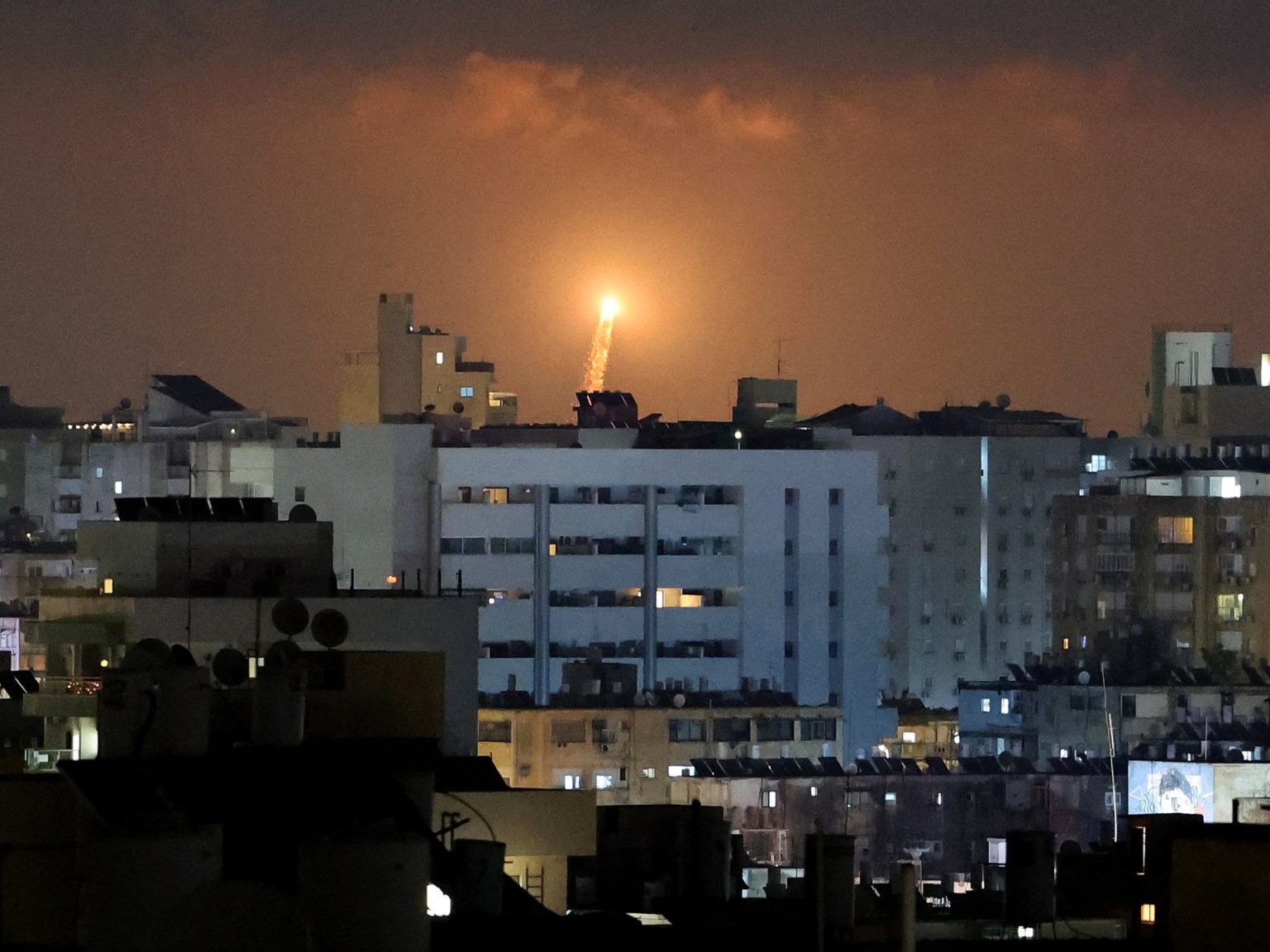 50 مقاتلة تشن غارات بطهران وصواريخ “فتّاح” تستهدف إسرائيل للمرة الأولى