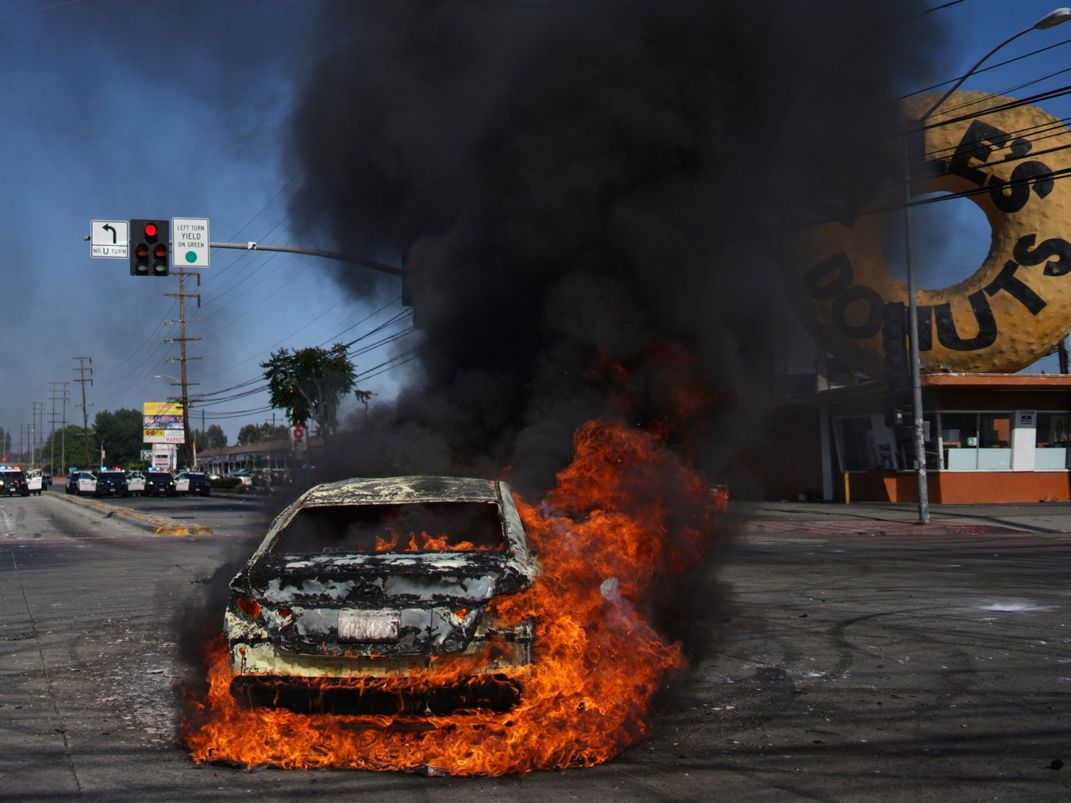 ترامب يلوح بتدخل الحكومة الفدرالية لإنهاء الشغب بلوس أنجلوس
