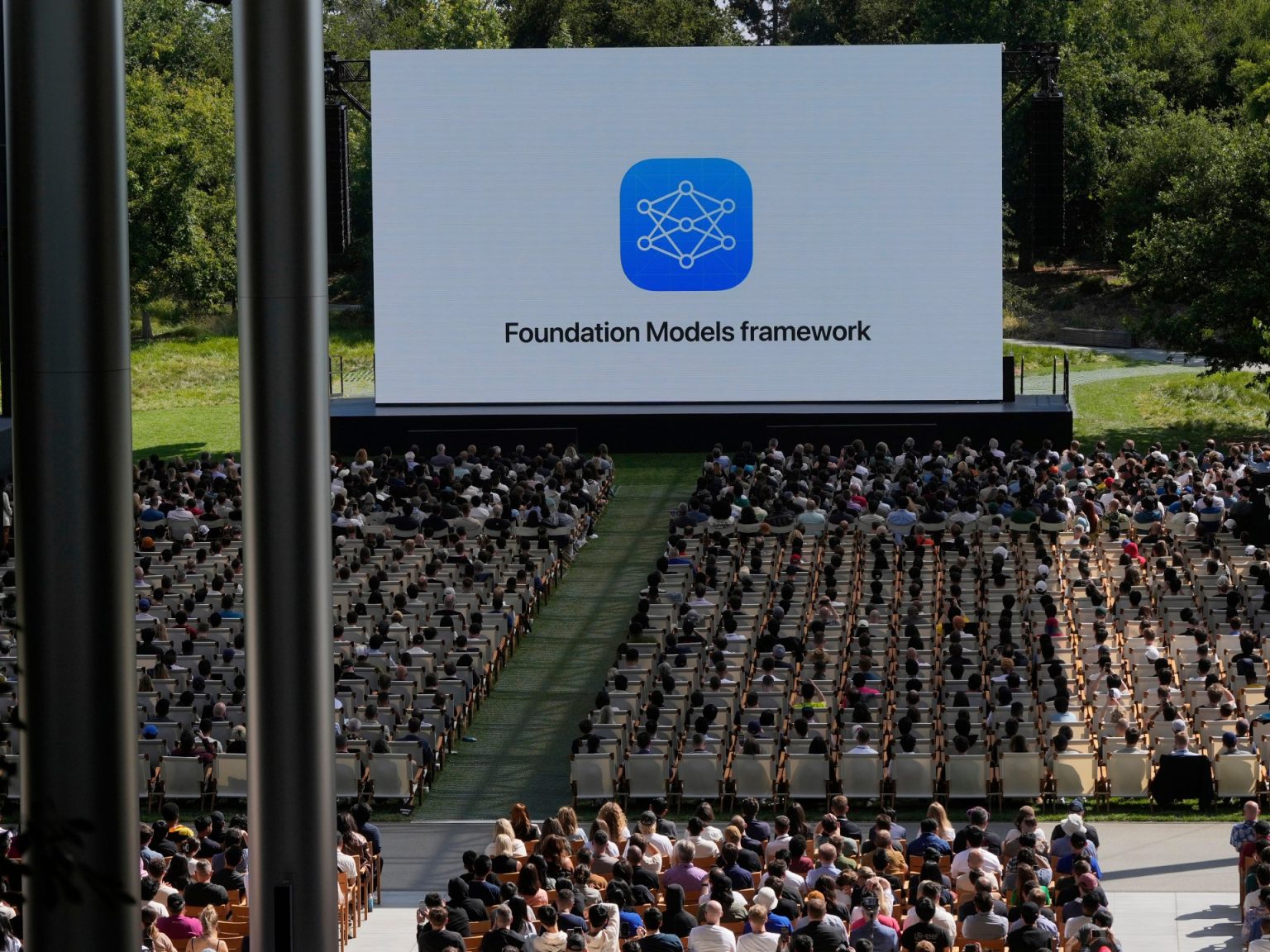 شاهد.. متظاهر يقطع مؤتمر آبل للمطورين نصرة لفلسطين