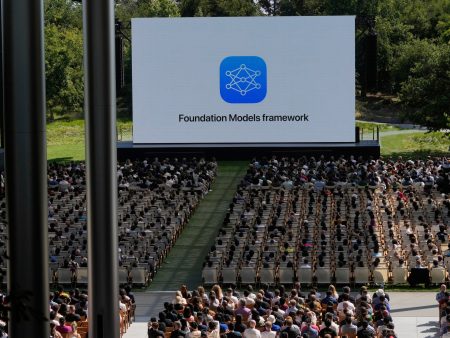 شاهد.. متظاهر يقطع مؤتمر آبل للمطورين نصرة لفلسطين