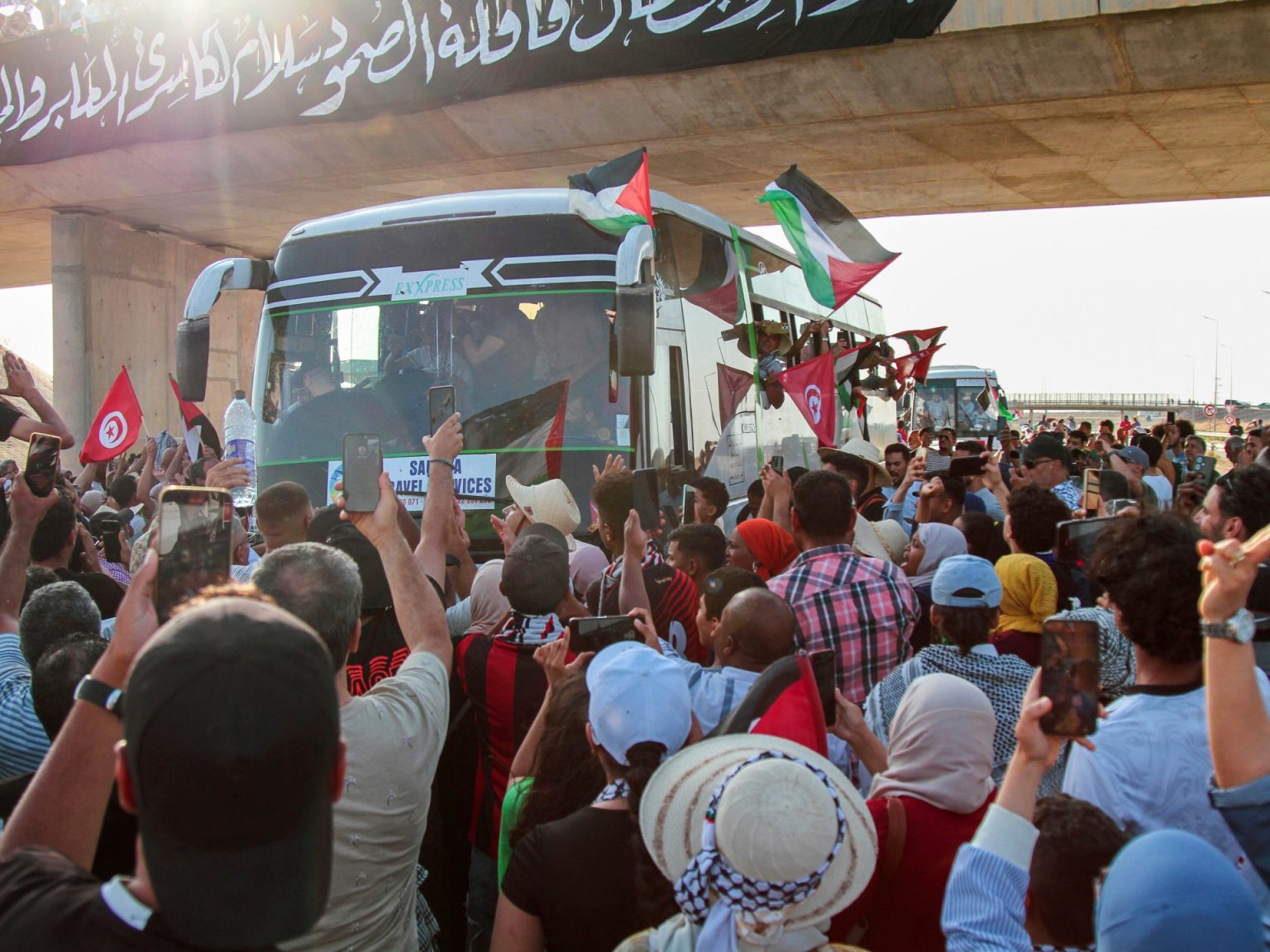 قافلة الصمود تصل ليبيا وتنتظر “الضوء الأخضر” للتوجه نحو مصر