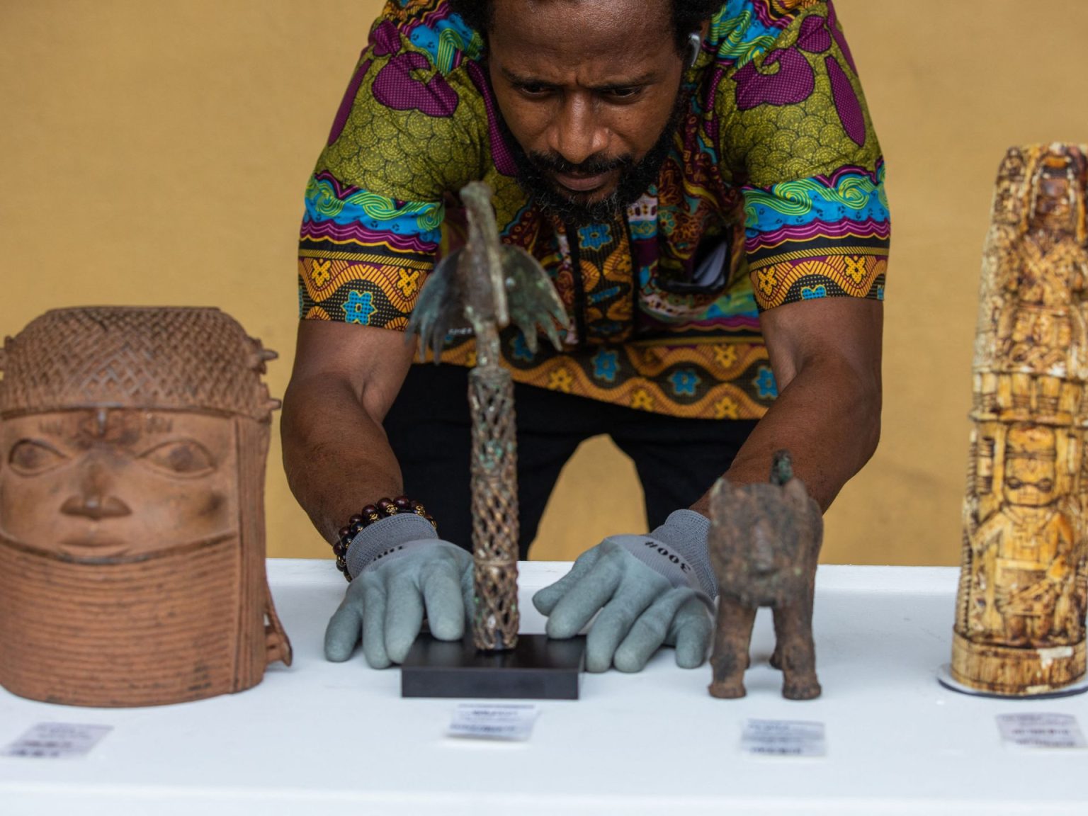 هولندا تسلم نيجيريا 119 قطعة أثرية نُهبت قبل 120 عاما