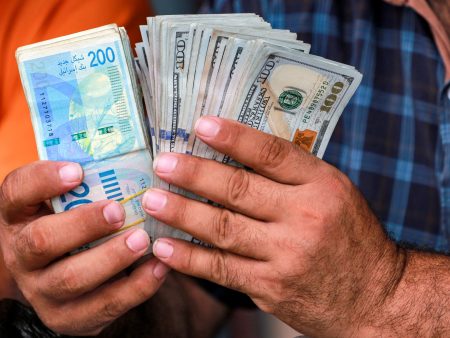 أزمة السيولة في غزة.. “هندسة التجويع” وسلاح الاحتلال الصامت من القصف إلى الجوع