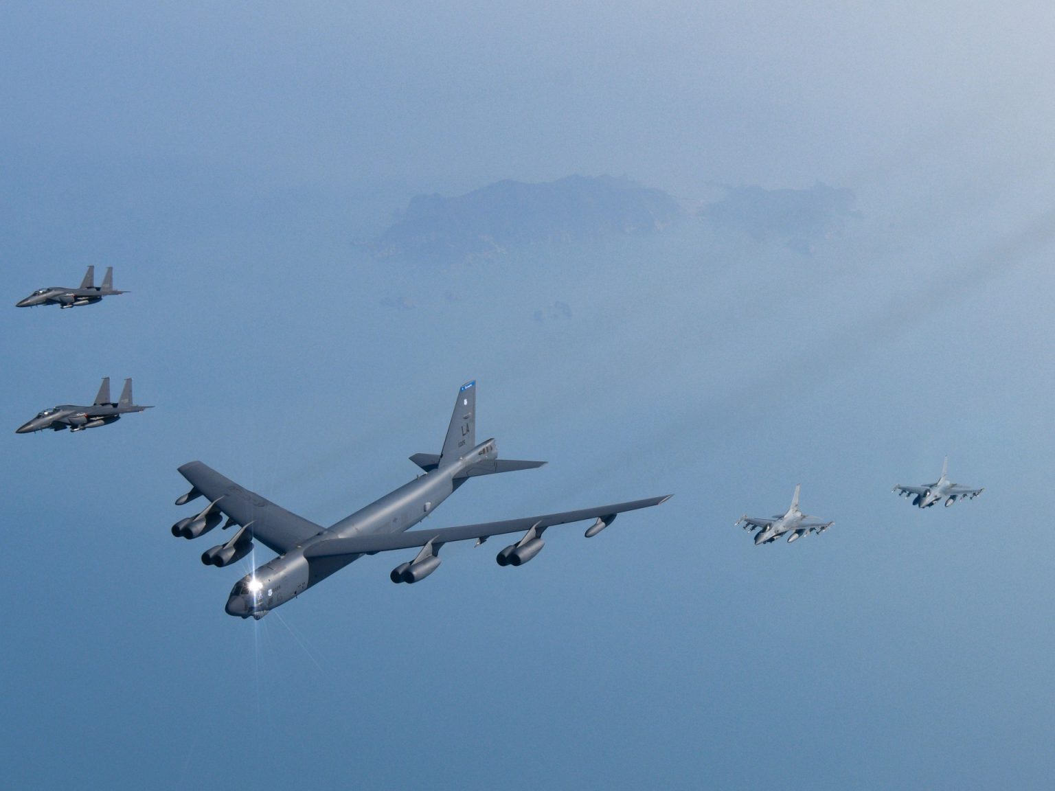 إسرائيل تحدد أهدافها في إيران وواشنطن تدرس دعمها لوجستيا