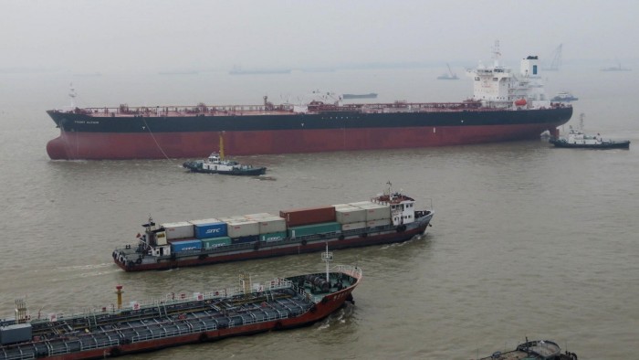 يقول رئيس خطوط المواجهة إن العديد من مالكي ناقلات النفط يترددون في مضيق هرموز الشجاع