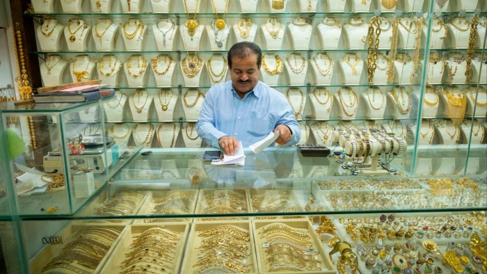 يسعى الإيرانيون إلى السلامة في الذهب من العقوبات والتهديدات العسكرية