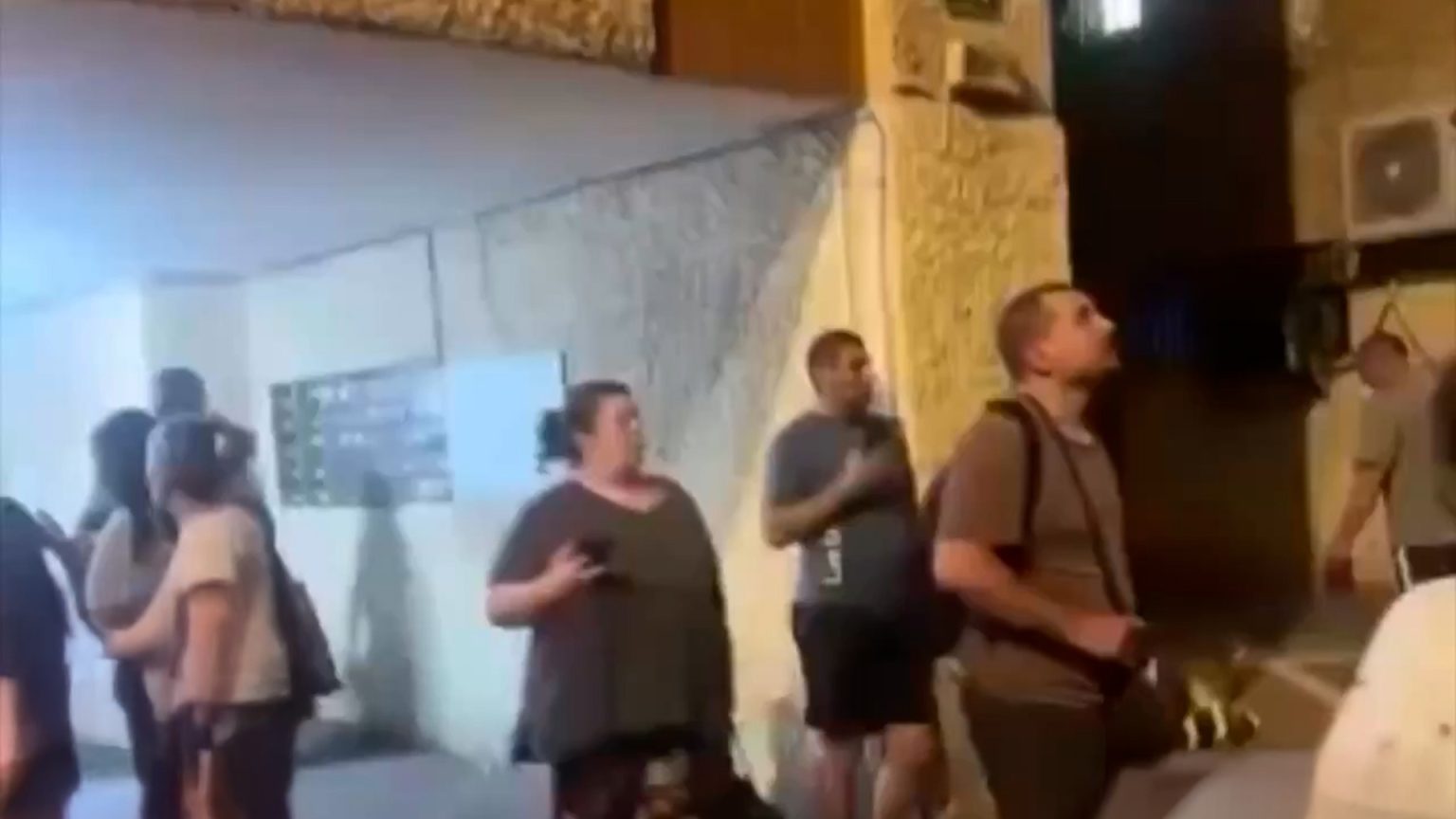 جدل بإسرائيل بعد منع عائلات من دخول الملاجئ أثناء إطلاق الصواريخ الإيرانية