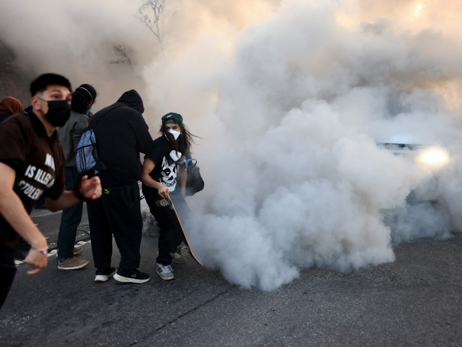 حظر تجوال في لوس أنجلوس وترامب يتعهد بـ”تحرير المدينة”